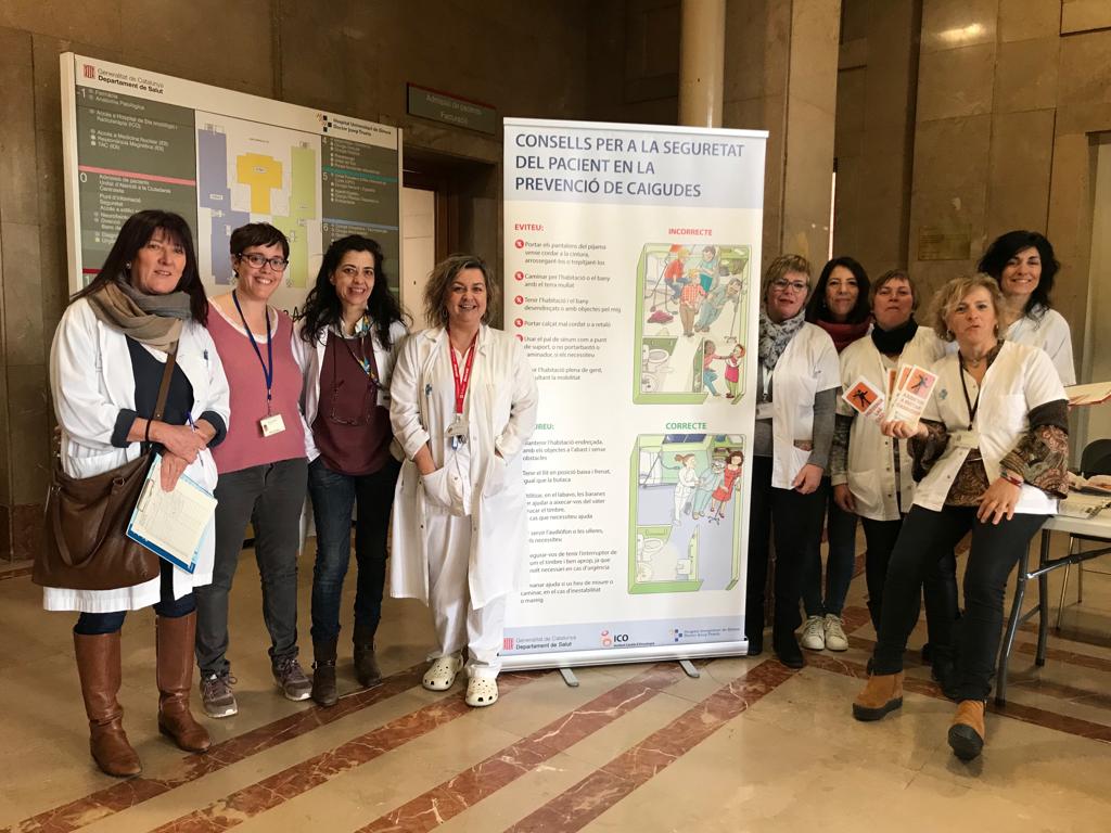 Foto en grup de les professionals d'infermeria que duen a terme la campanya de sensibilització sobre la prevenció de les caigudes. 