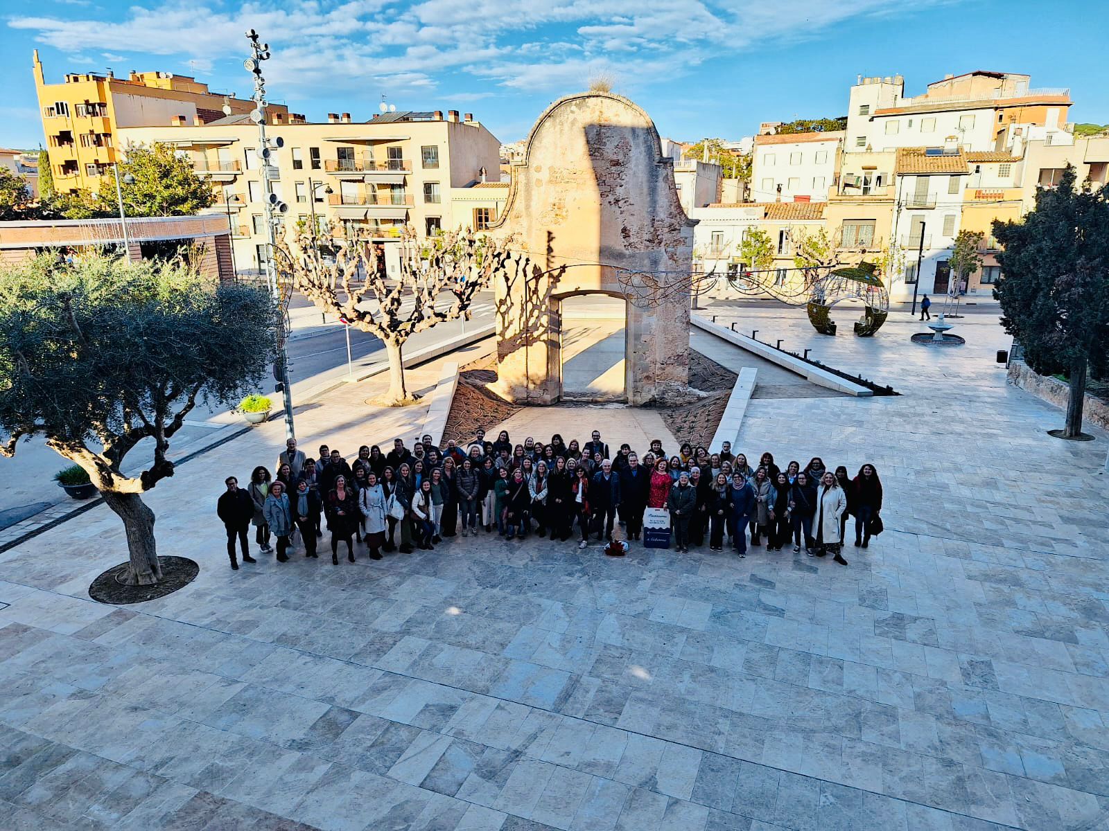 Els assistents a la Jornada en grup a l'exterior del Monestir.