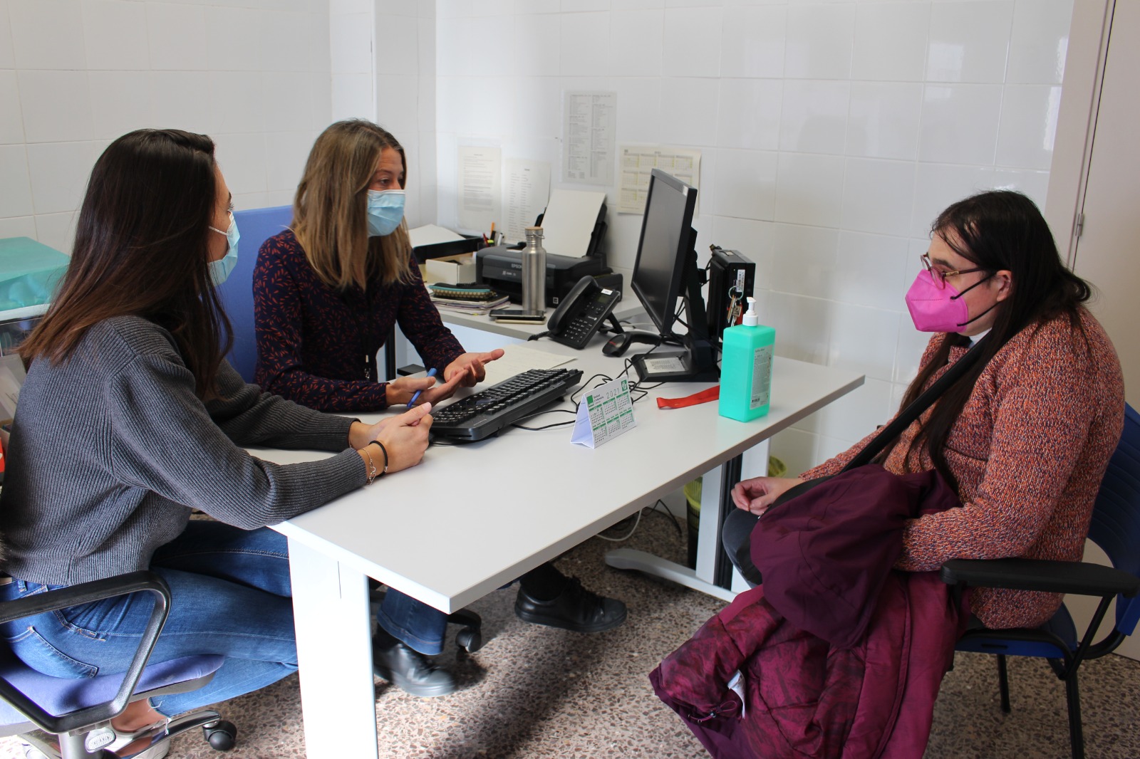 La Laia durant una  visita amb treballadores socials de la Unitat Trànsit de Girona