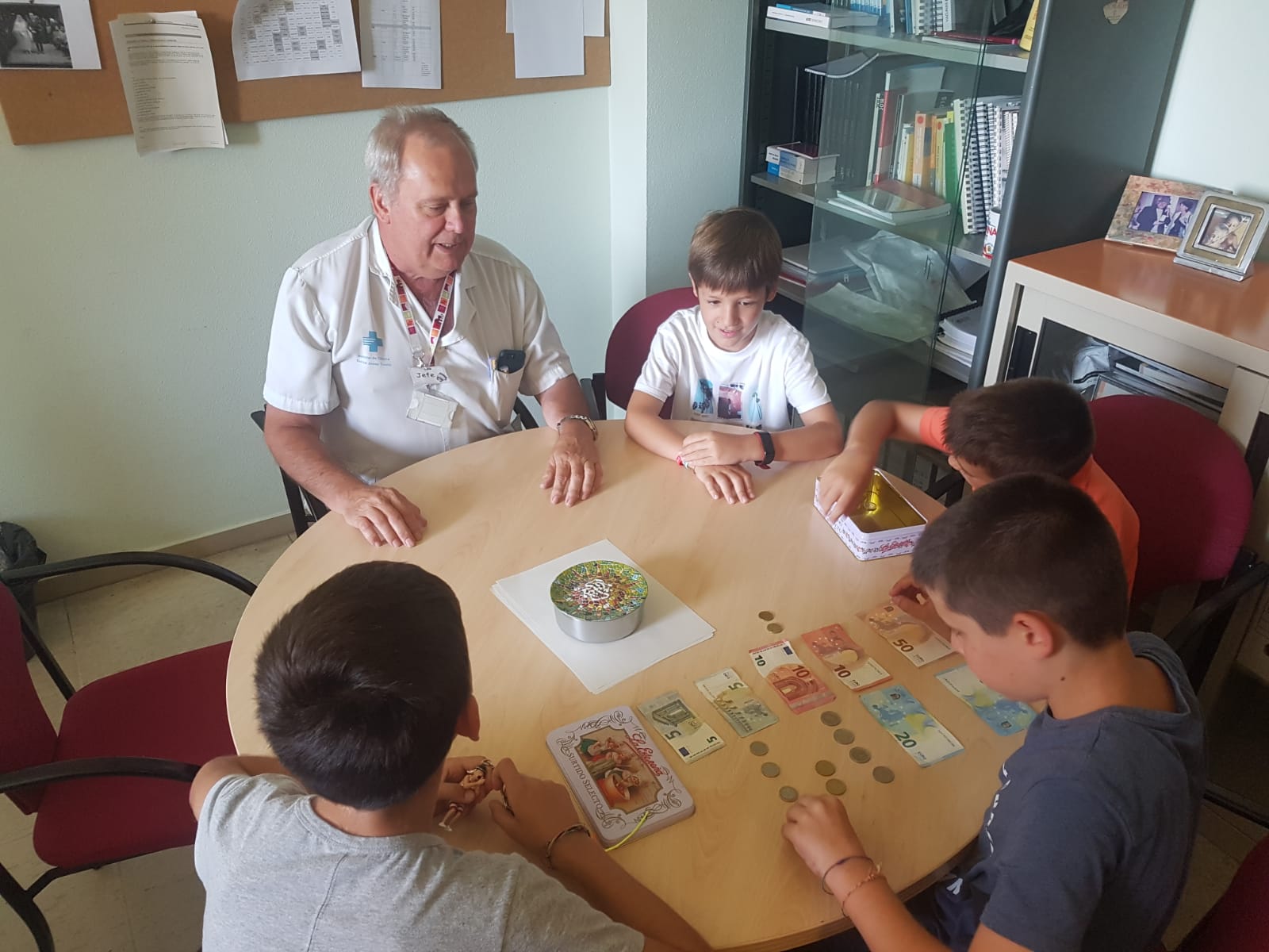 Els alumnes amb els diners recaudats de la venda de clauers