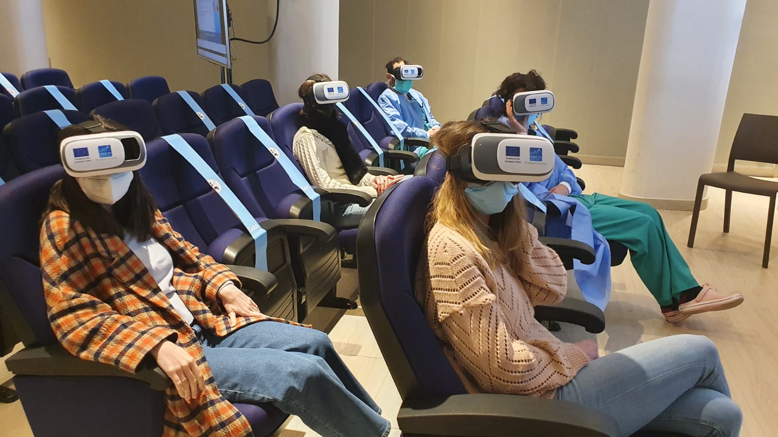 Alguns dels participants amb les ulleres de realitat virtual 