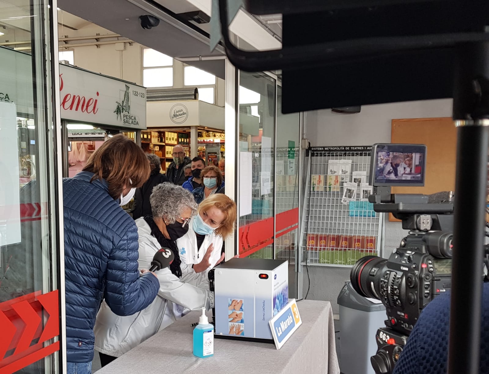 La Dolors Doménech en un moment del rodatge al Mercat del Lleó