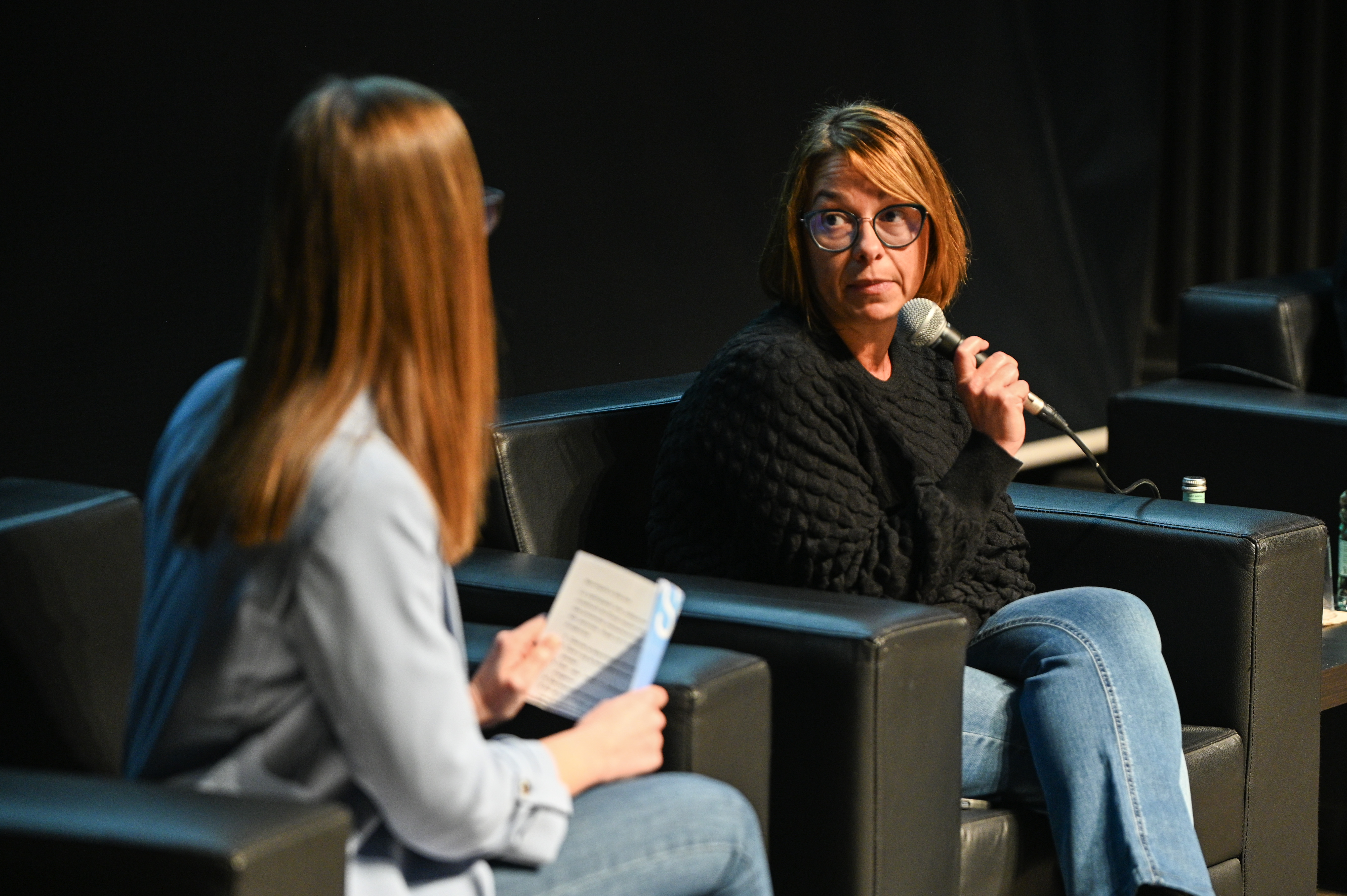 La Dra. Gispert durant la taula de participació de professionals