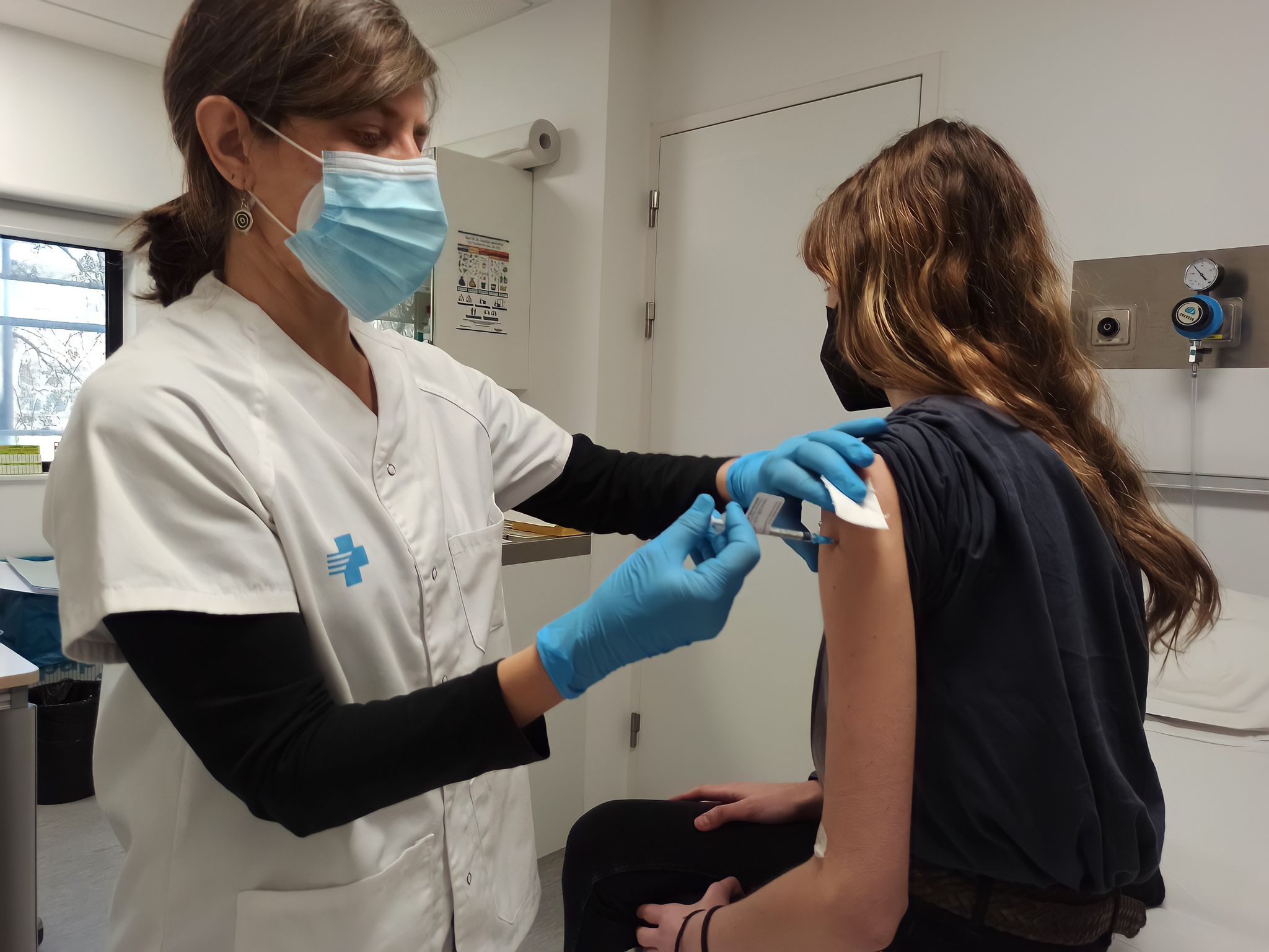 Una infermera administrant la vacuna