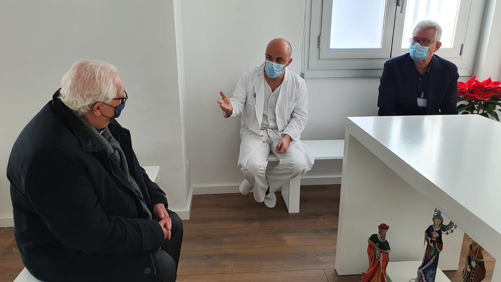 El Bisbe de Girona conversa amb el mossèn de l'hospital i el gerent territorial de l'ICS i l'IAS, Joaquim Casanovas