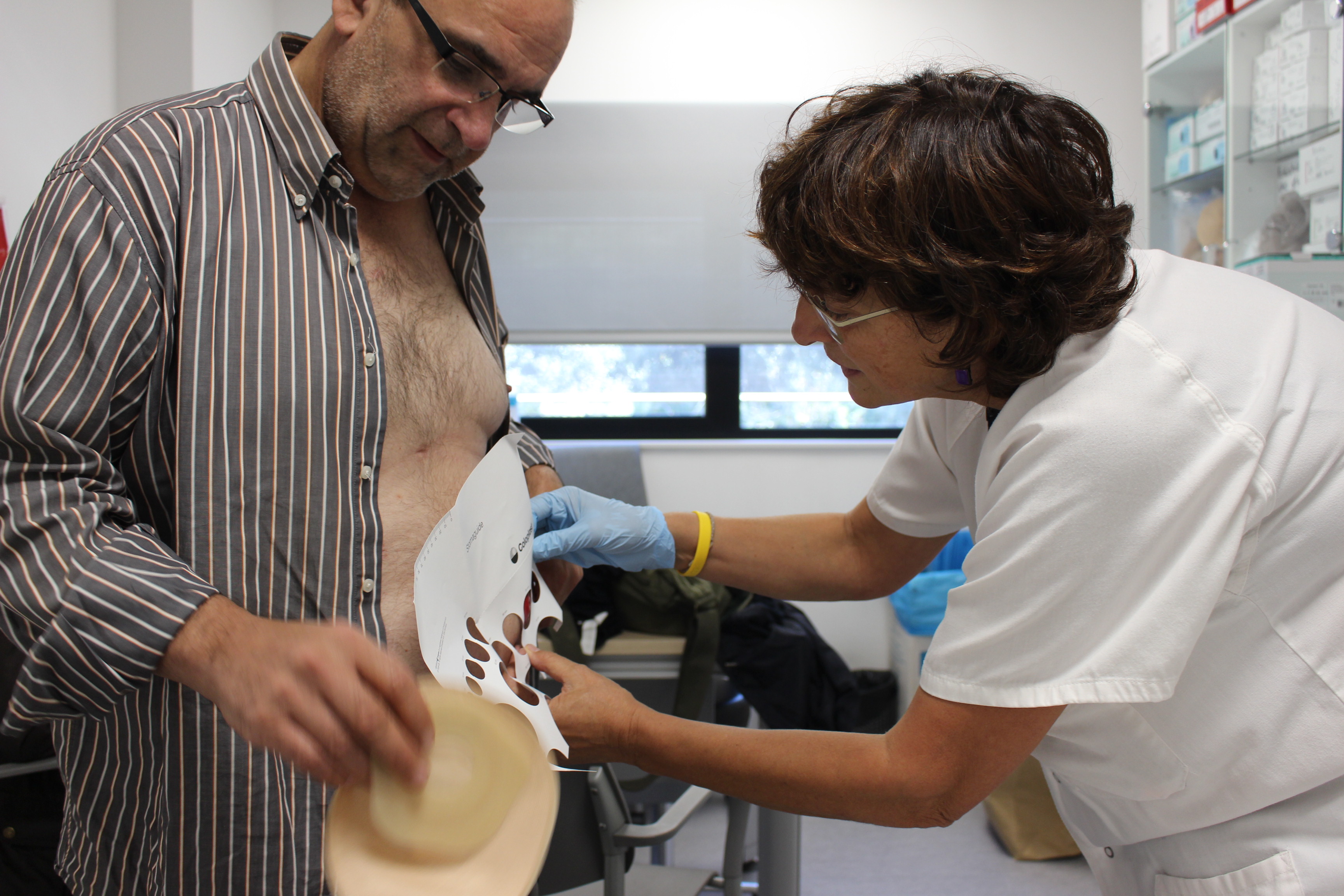 Professional amb pacient durant el Dia Mundial del Pacient Ostomitzat