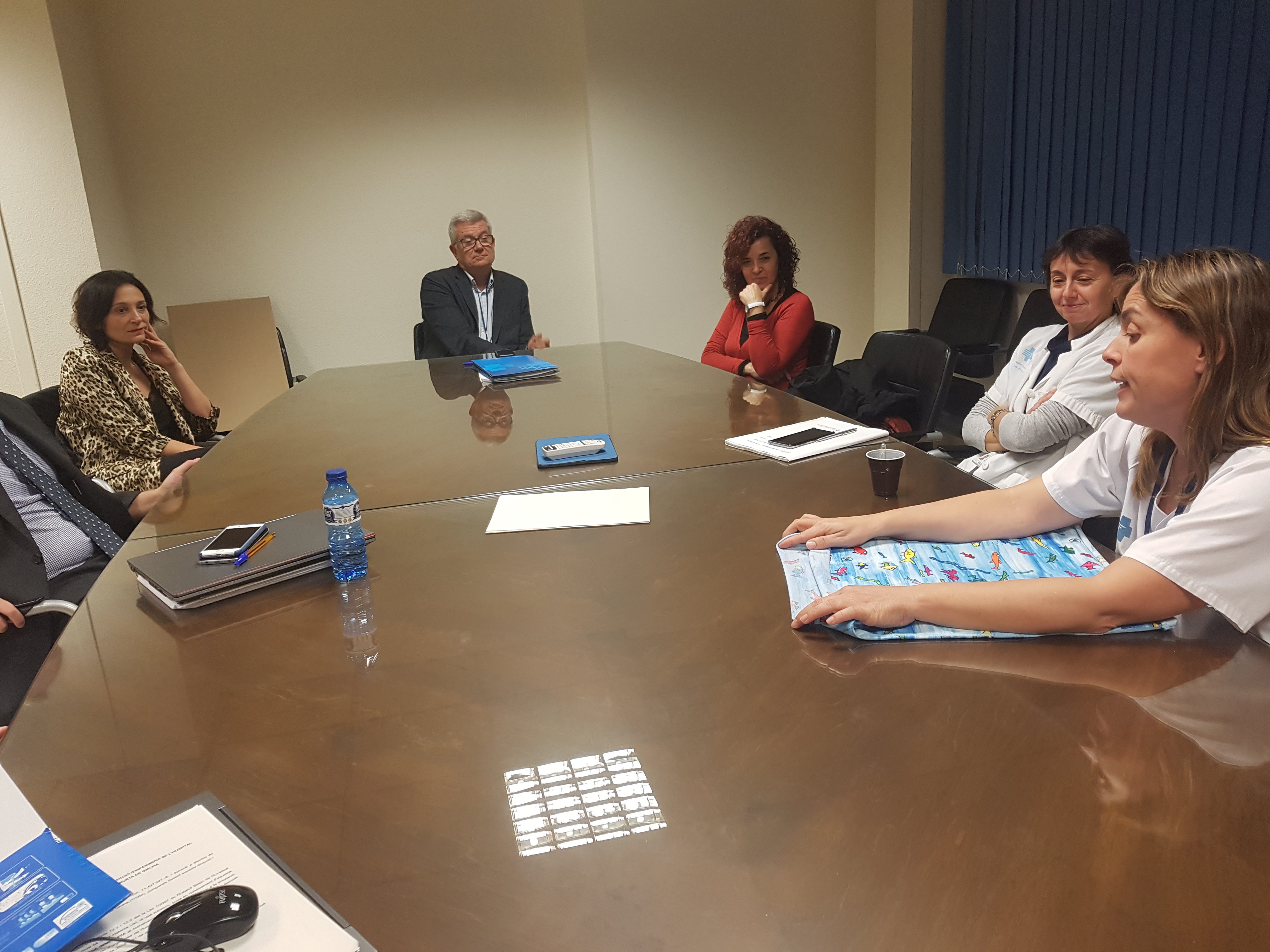 Professionals de la Unitat de Neonatologia amb representants de l'Associació Turística d'Apartaments Costa Brava- Pirineu de Girona