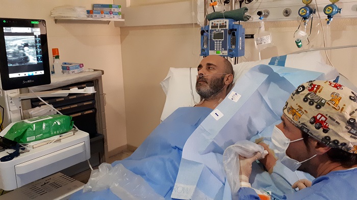 Professionals de l'Equip de Teràpia Intravenosa (ETI) amb un pacient.