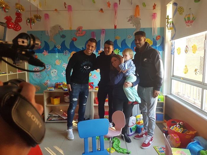 Representants del Girona FC amb pacients del Servei de Pediatria