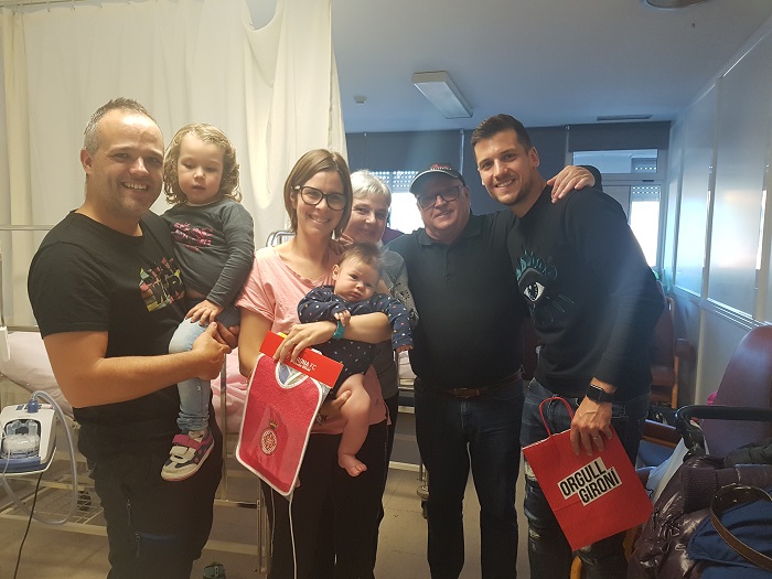 Representants del Girona FC amb pacients del Servei de Pediatria