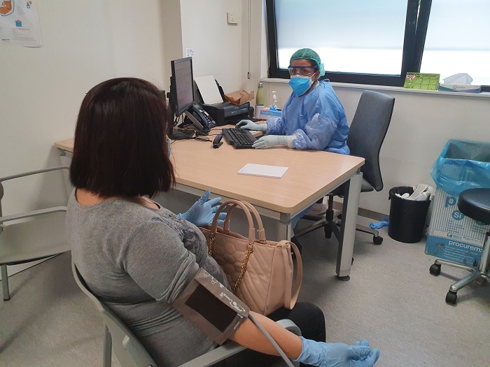 Una pacient durant una consulta d'embarassades amb Coronavirus