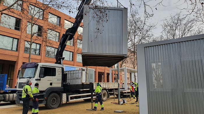 El mòdul de Banyoles durant la seva instal·lació divendres passat 