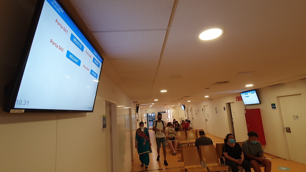 Una de les sales d'espera de l'edifici ambulatori del Trueta, amb la pantalla informativa a primer pla