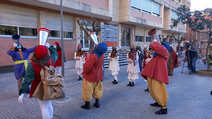 Arribada dels patges amb els megàfons i els músics