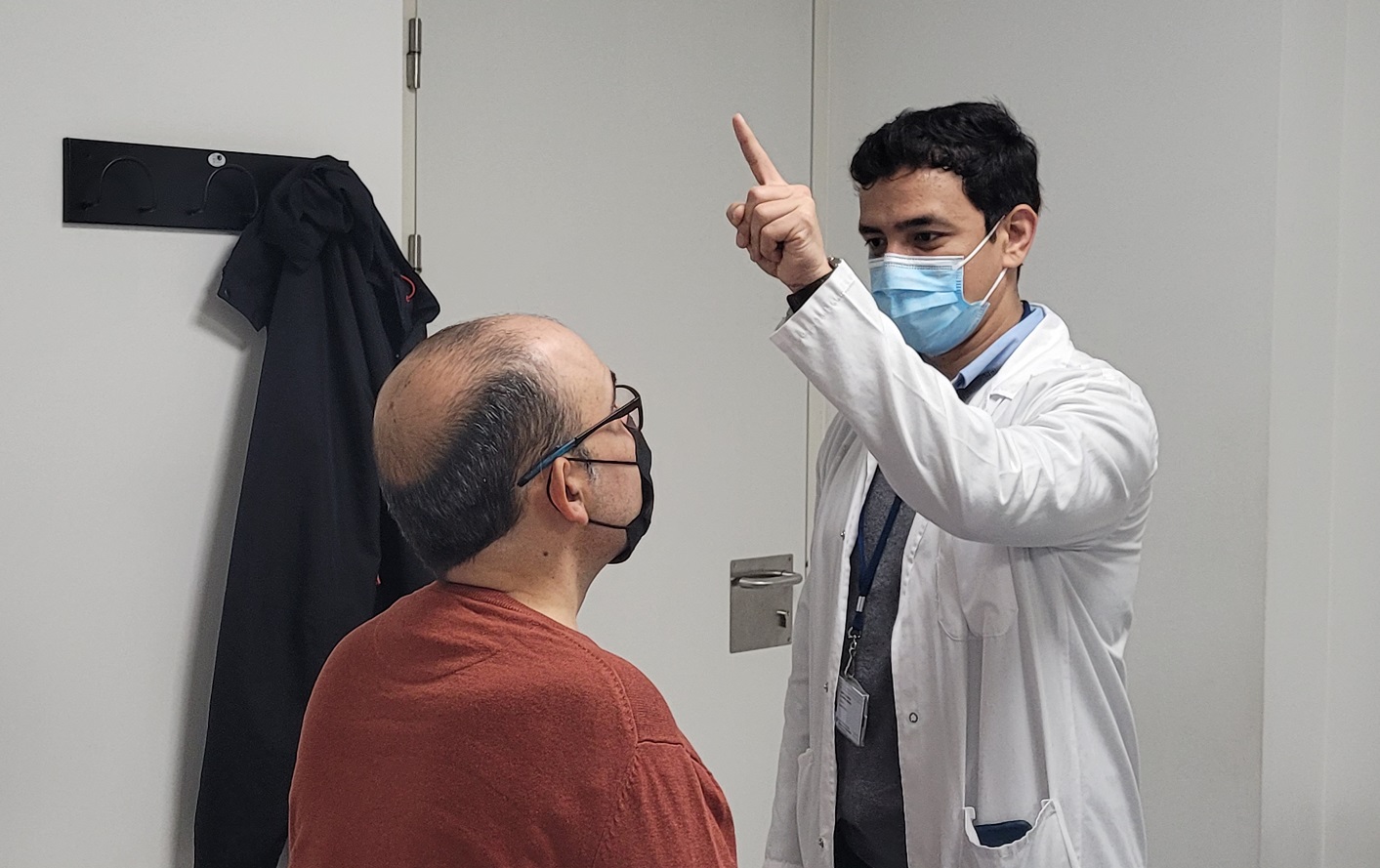 El Dr. Gary Álvarez, neuròleg de l'Hospital Trueta, durant una expliració al pacient.