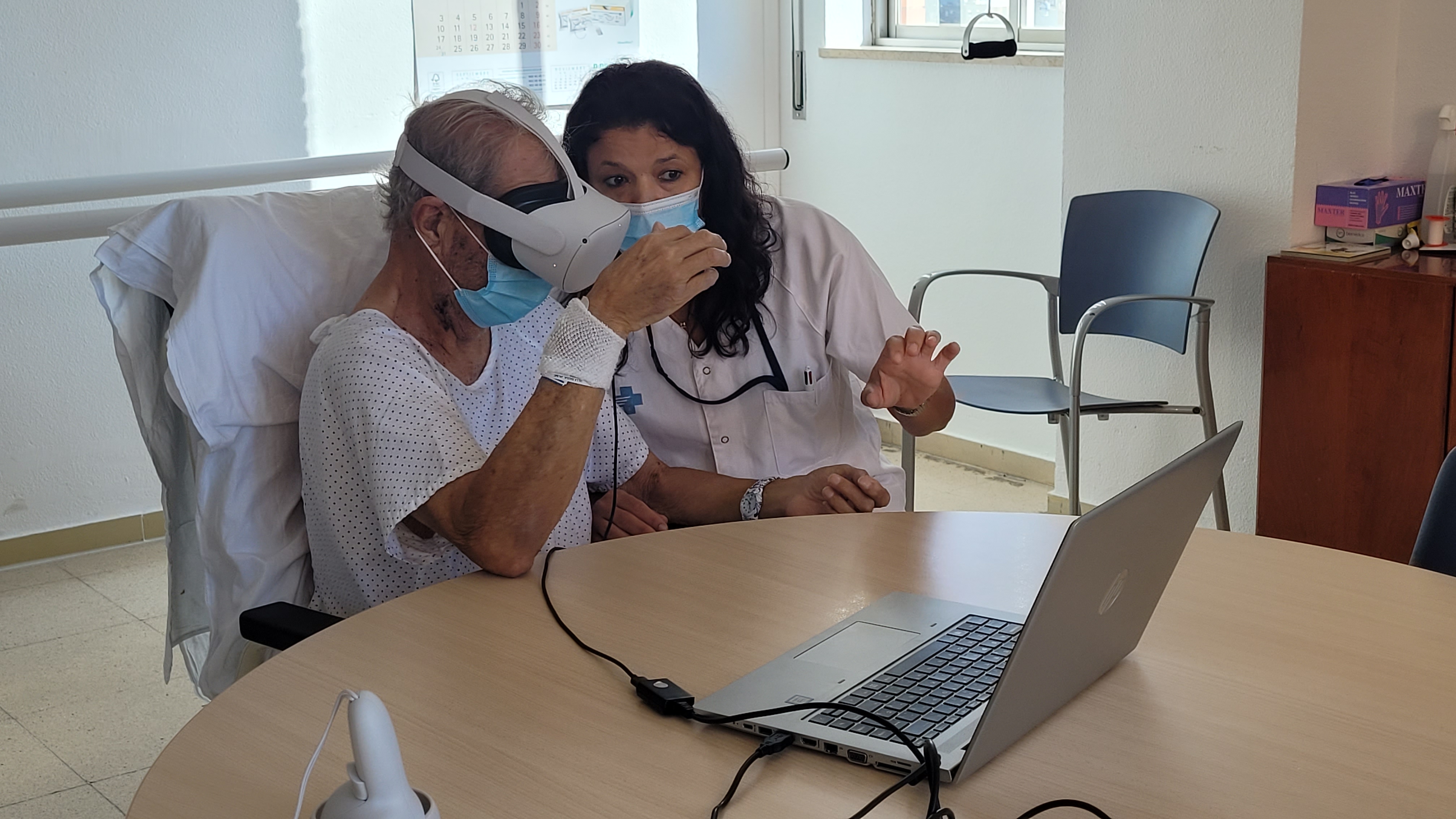 En Jaume, un pacient que ha patit un ictus, durant la sessió de rehabilitació amb realitat virtual immersiva. 