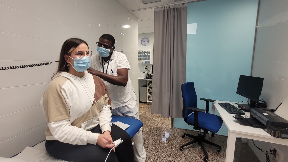 Un professsional del CUAP Güell atenent una pacient.