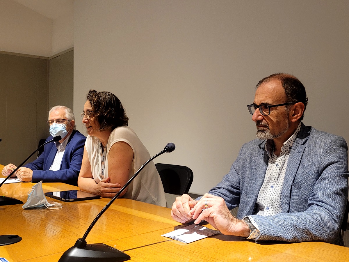 La Dra. Morales acompanyada per Miquel Carreras (a la seva dreta) i Xavier Pérez (a la seva esquerra), durant l'acte de presentació.