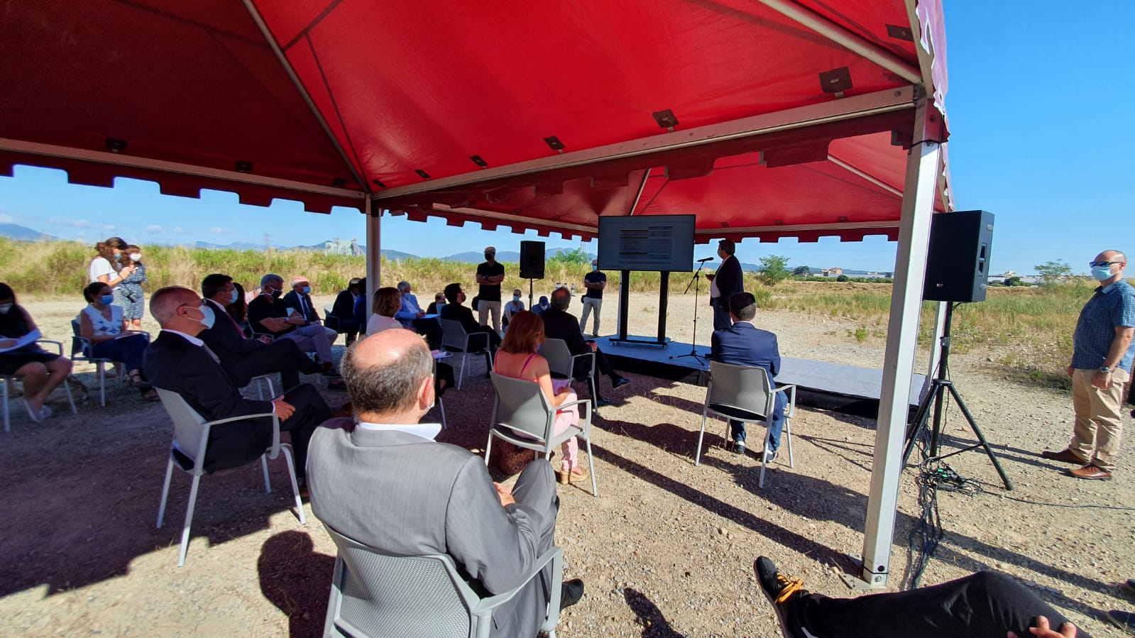 un moment de l'acte institucional on s'ha visitat els terrenys on es construirà el nou Trueta