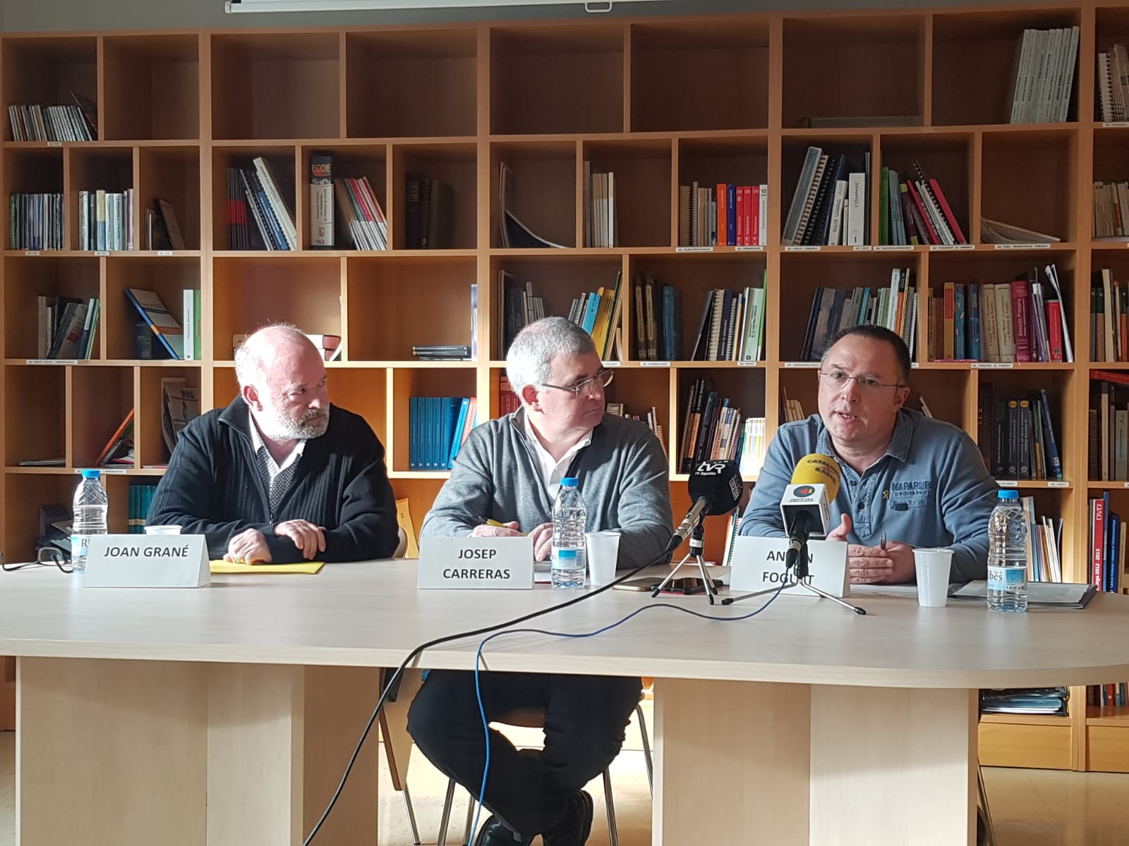 De dreta a esquerra, Anton Foguet, director assistencial de l'Equip Pediàtric territorial de la Garrotxa i el Ripollès, Josep Carreras, director del sector Girona nord del Servei Català de la Salut, i Joan Grané, gerent de l'Hospital de Campdevànol. 