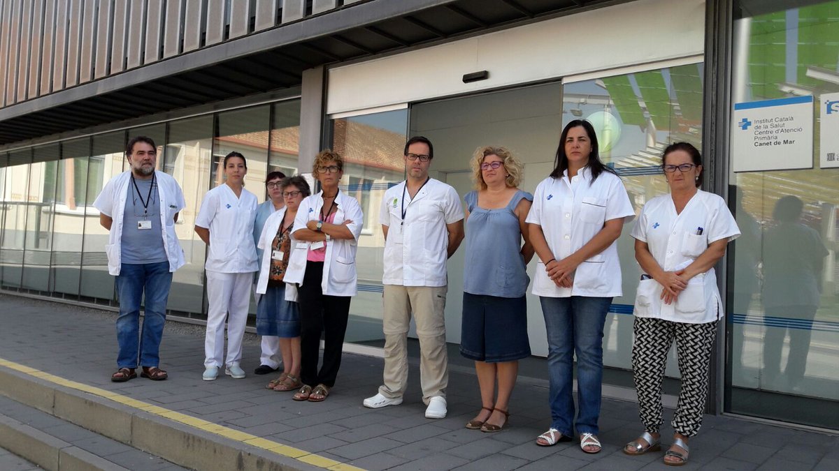 Foto en grup de professionals del CAP Canet de Mar, fent un minut de silenci en suport a les víctimes de l'atemptat ocorregut a la Rambla de Barcelona.