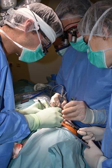 L'equip de cirurgians operant al Santa Caterina