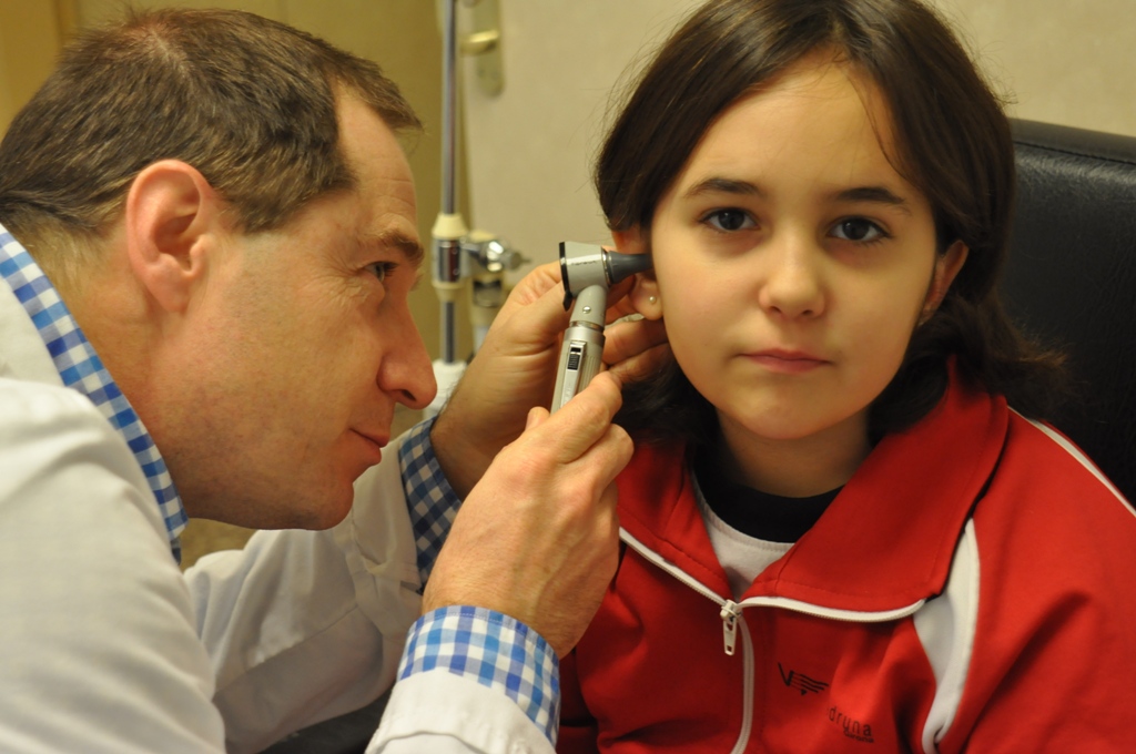 Profesional del Servei d'Otorinolaringologia amb una pacient