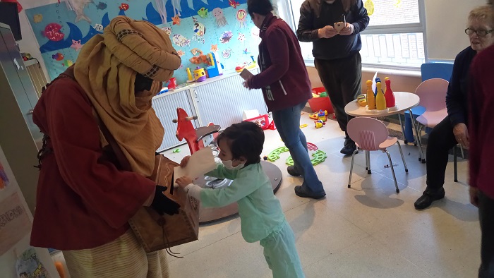 Els carters reials recullin les cartes dels nens i nenes ingressats a Pediatria