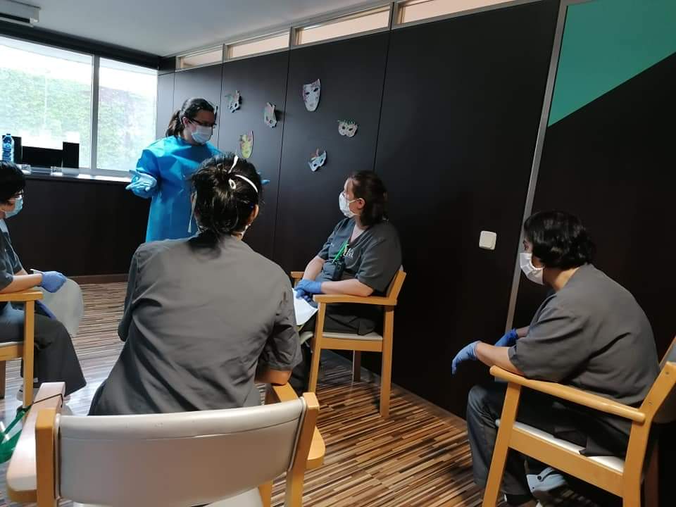 Fotografia de professionals del CAP de Pineda fent formació a la residència assistida Els Arcs.