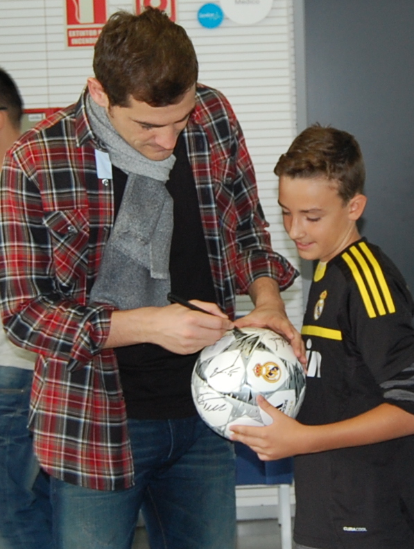 El porter Iker Casillas signa una pilota a en Genís