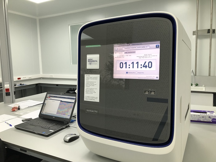 Màquina mostrant el temps que fa que s'està duent a terme el procés d'amplificació en el processament de mostres PCR