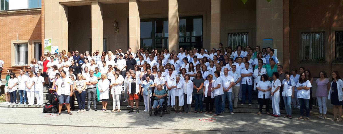 Foto en grup de professionals del Hospital Josep Trueta, fent un minut de silenci en suport a les víctimes de l'atemptat ocorregut a la Rambla de Barcelona.