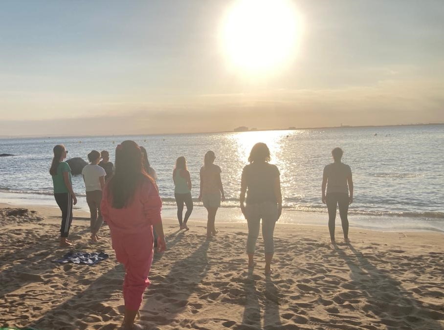 Una sessió de Mindfulness a la platja de Roses.