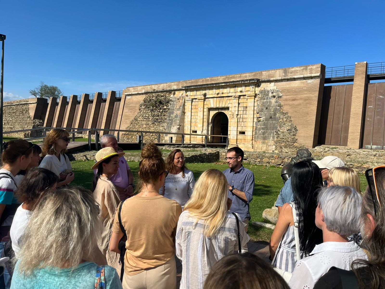 El grup de refugiats ucraïnesos durant una visita a la Ciutadella de Roses.