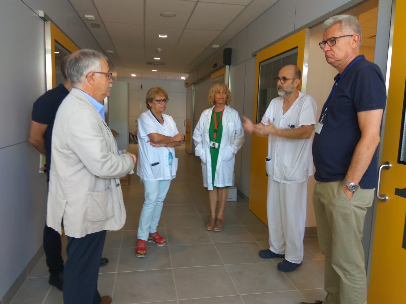 Foto d'en Miquel Carreres, director del CatSalut a Girona, visitant les noves instal·lacions de les urgències de l'Hospital Dr Josep Trueta