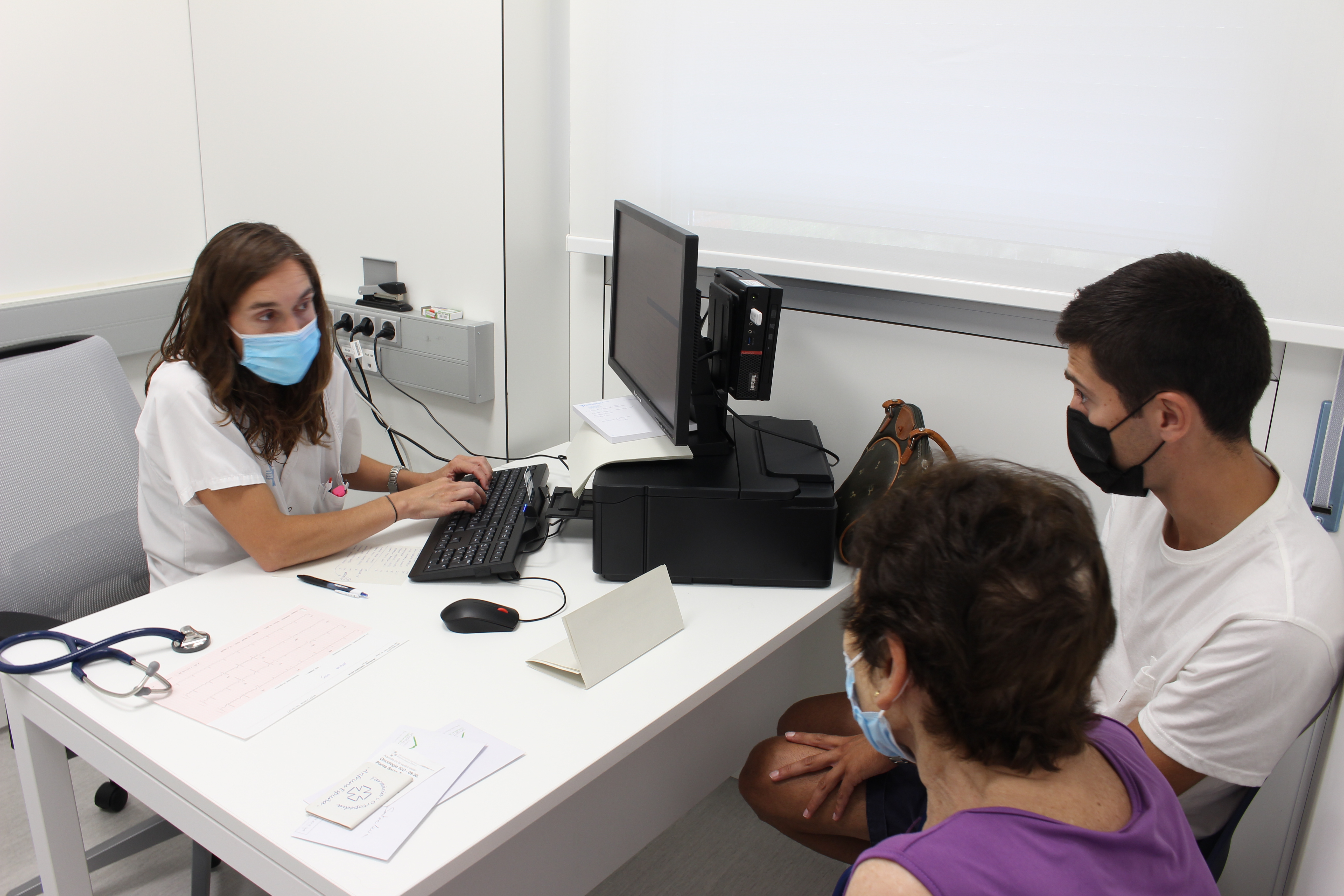  la Dra. Núria Coma, cardiòloga coordinadora de l’Equip de Cardiooncologia, atenent a una pacient