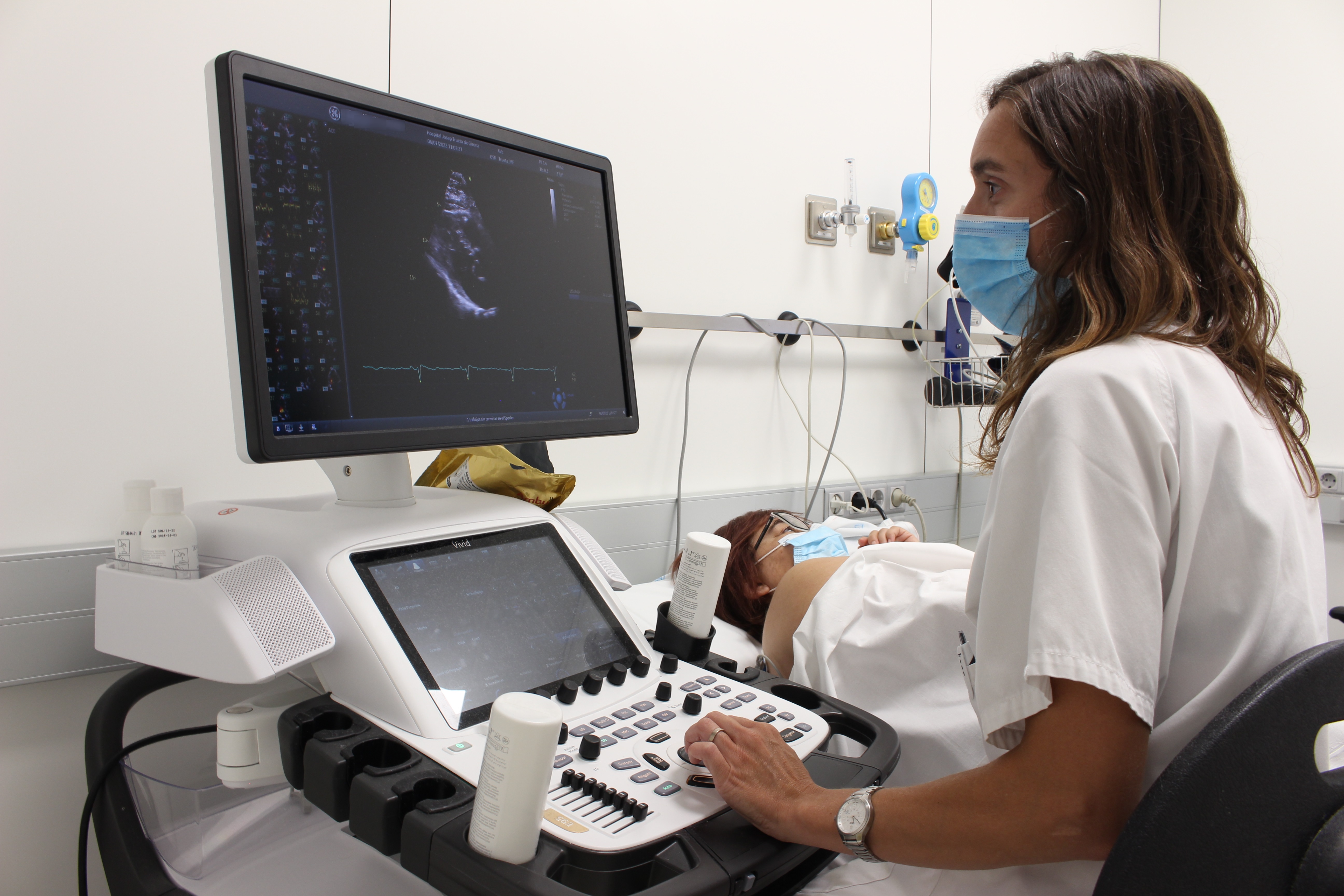  la Dra. Núria Coma, cardiòloga coordinadora de l’Equip de Cardiooncologia, atenent a una pacient