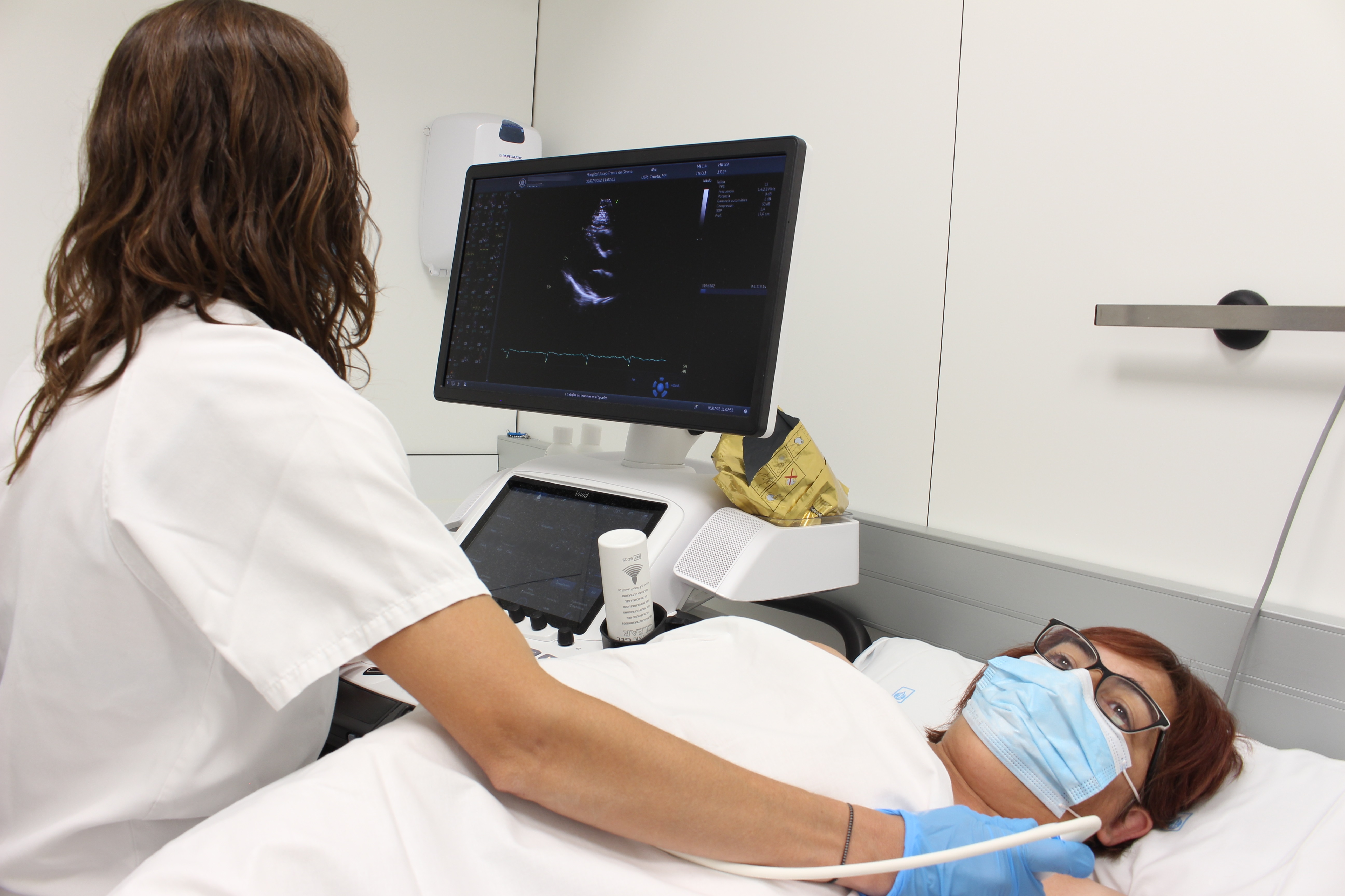  la Dra. Núria Coma, cardiòloga coordinadora de l’Equip de Cardiooncologia, atenent a una pacient