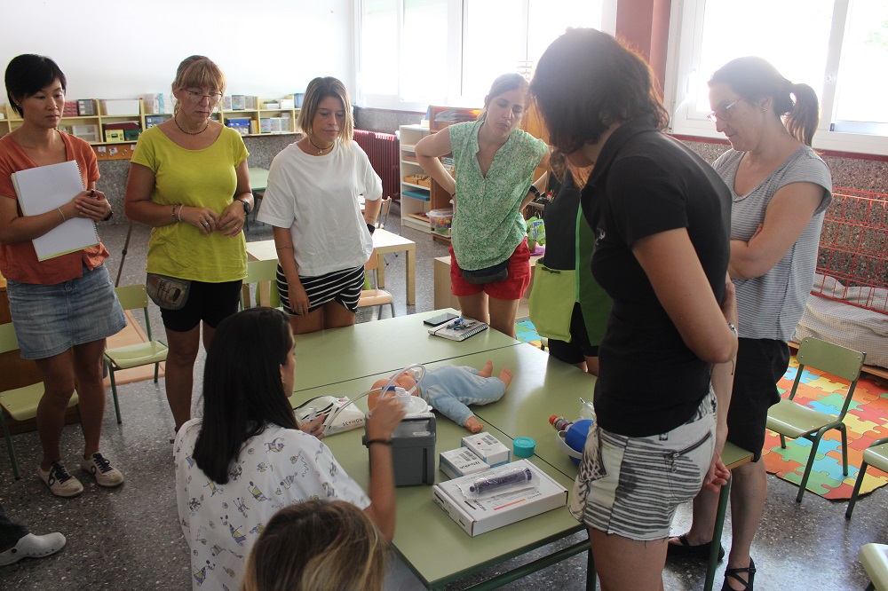 Els membres de l'ESCAPPGI fent una formació en una escola. 