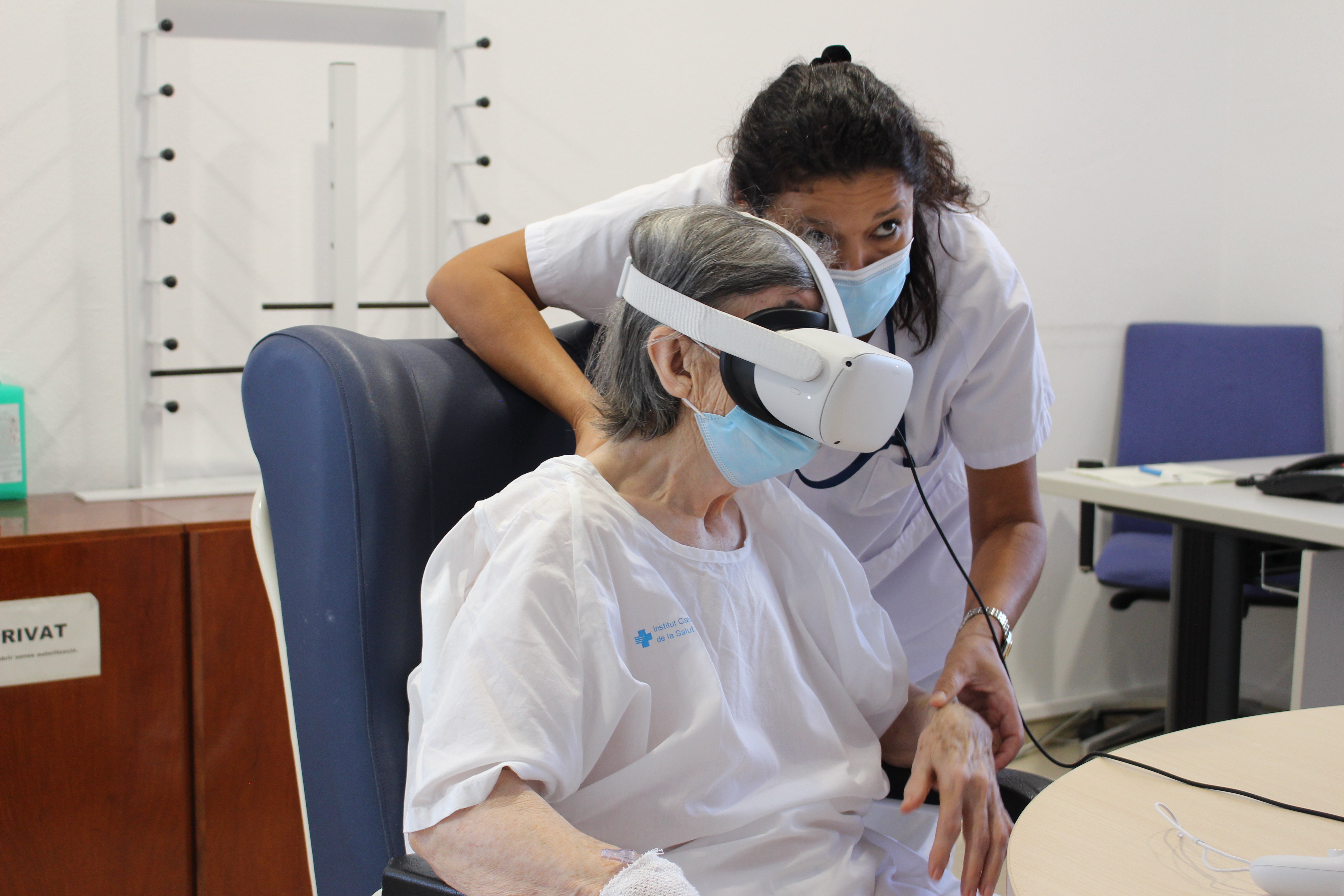 La Maria amb la rehabilitadora fent una de les sessions de realitat virtual.