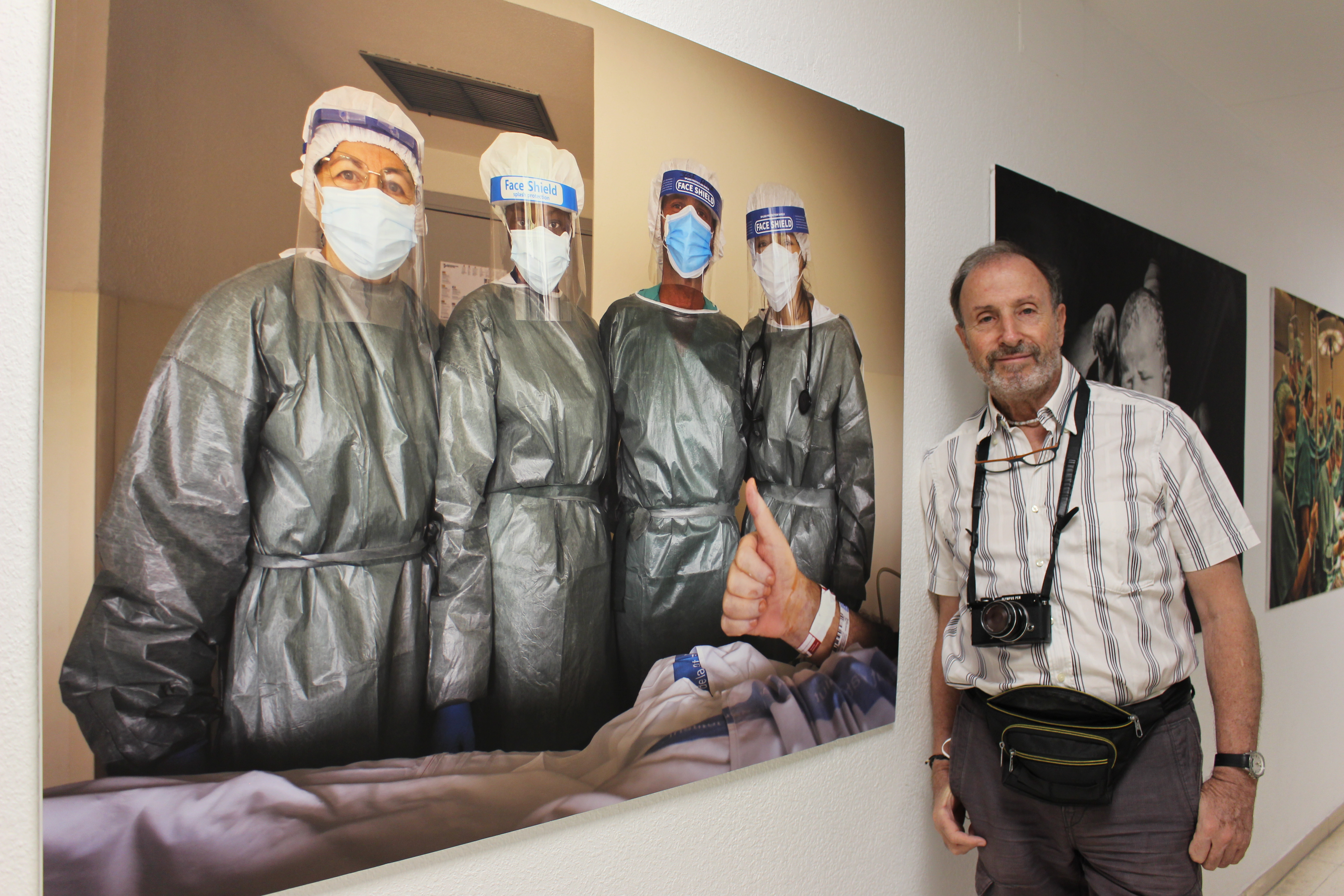 El fotògraf Tino Soriano davant la fotografia que es va fer al Trueta al 2020 amb professionals que atenien pacients amb Covid 