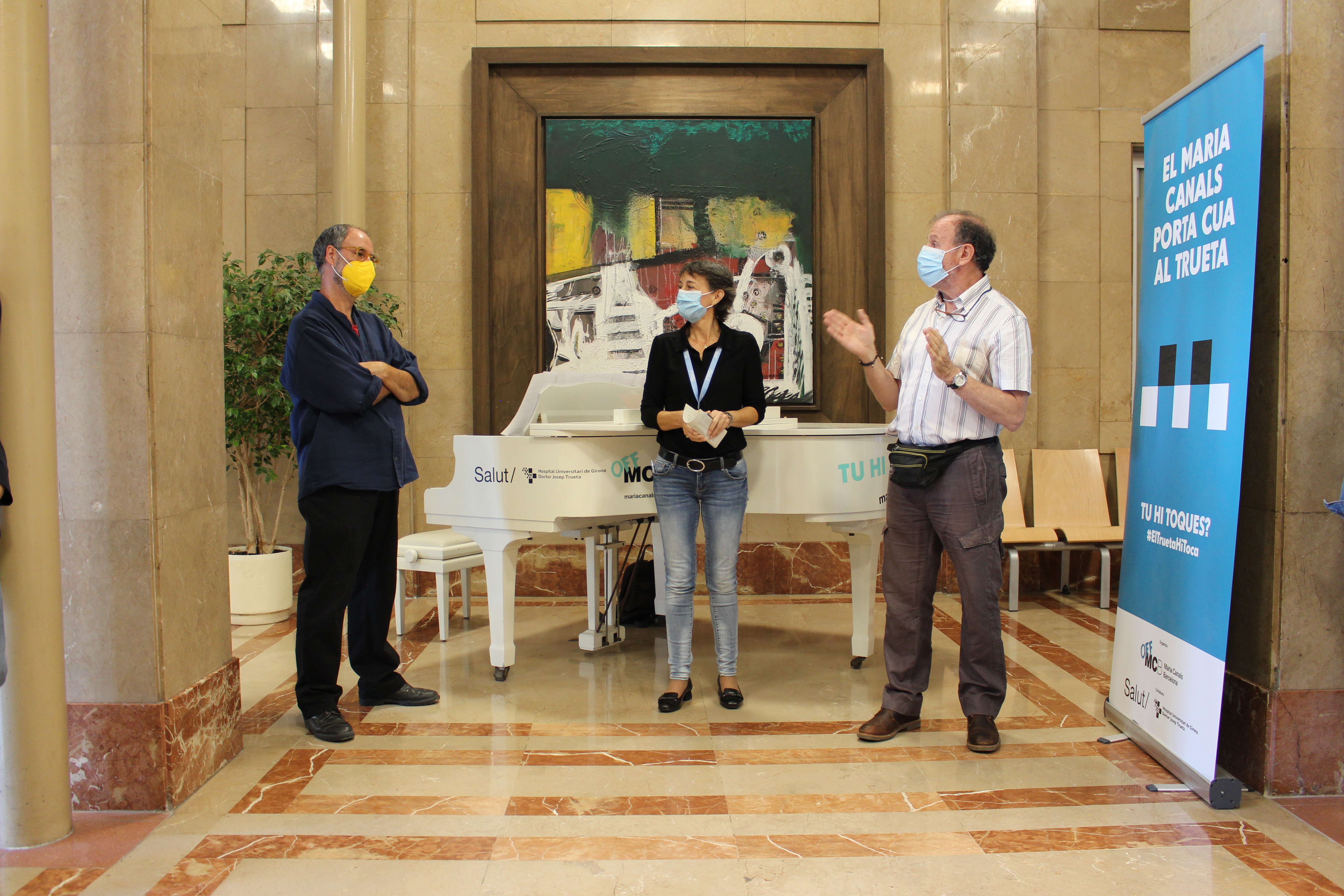 El fotògraf Tino Soriano, la directora de l'Hospital Trueta, Glòria Padura i el compositor Paco Viciana