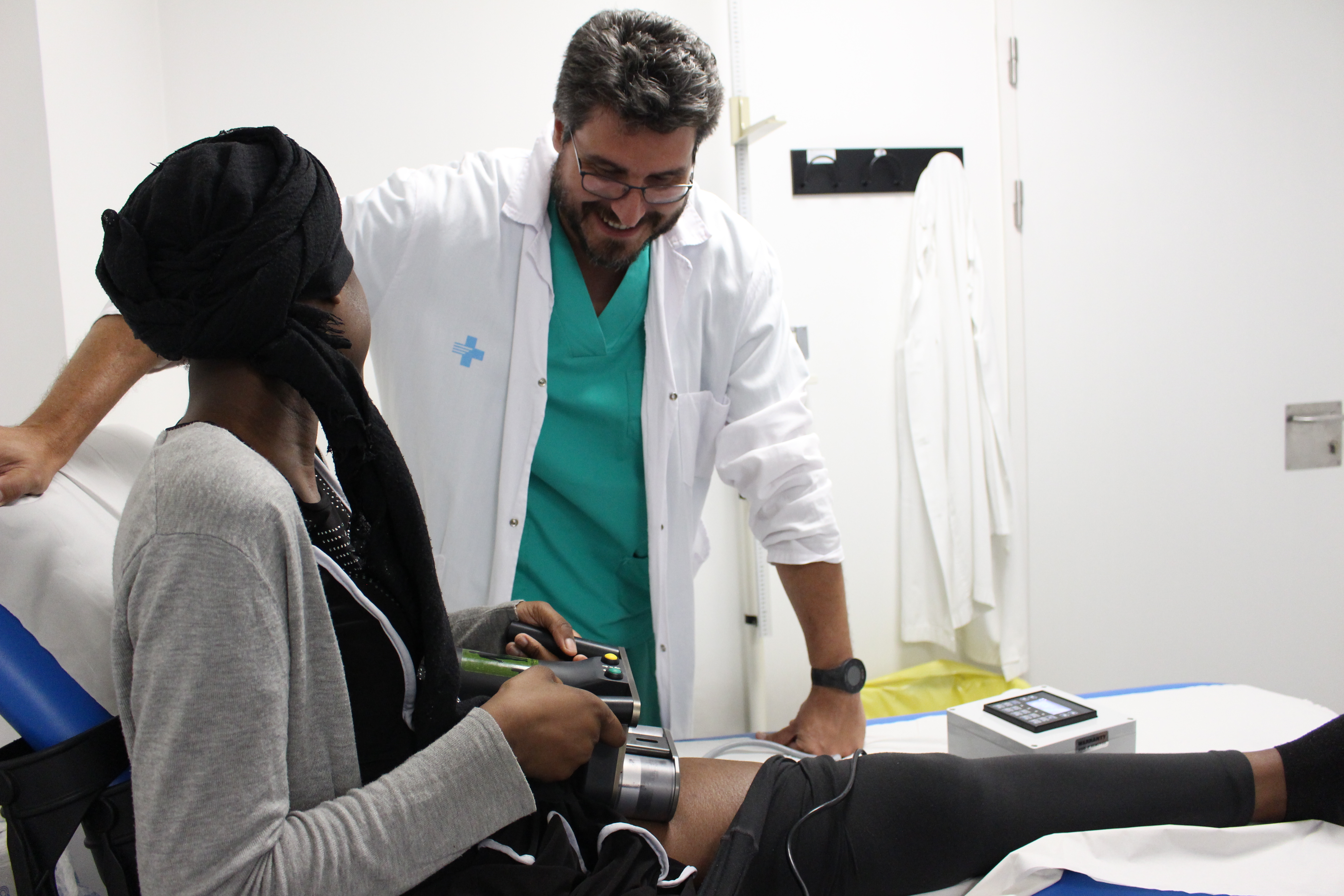 El Dr Gutiérrez, especialista en cirurgia ortopèdica infantil, amb la pacient