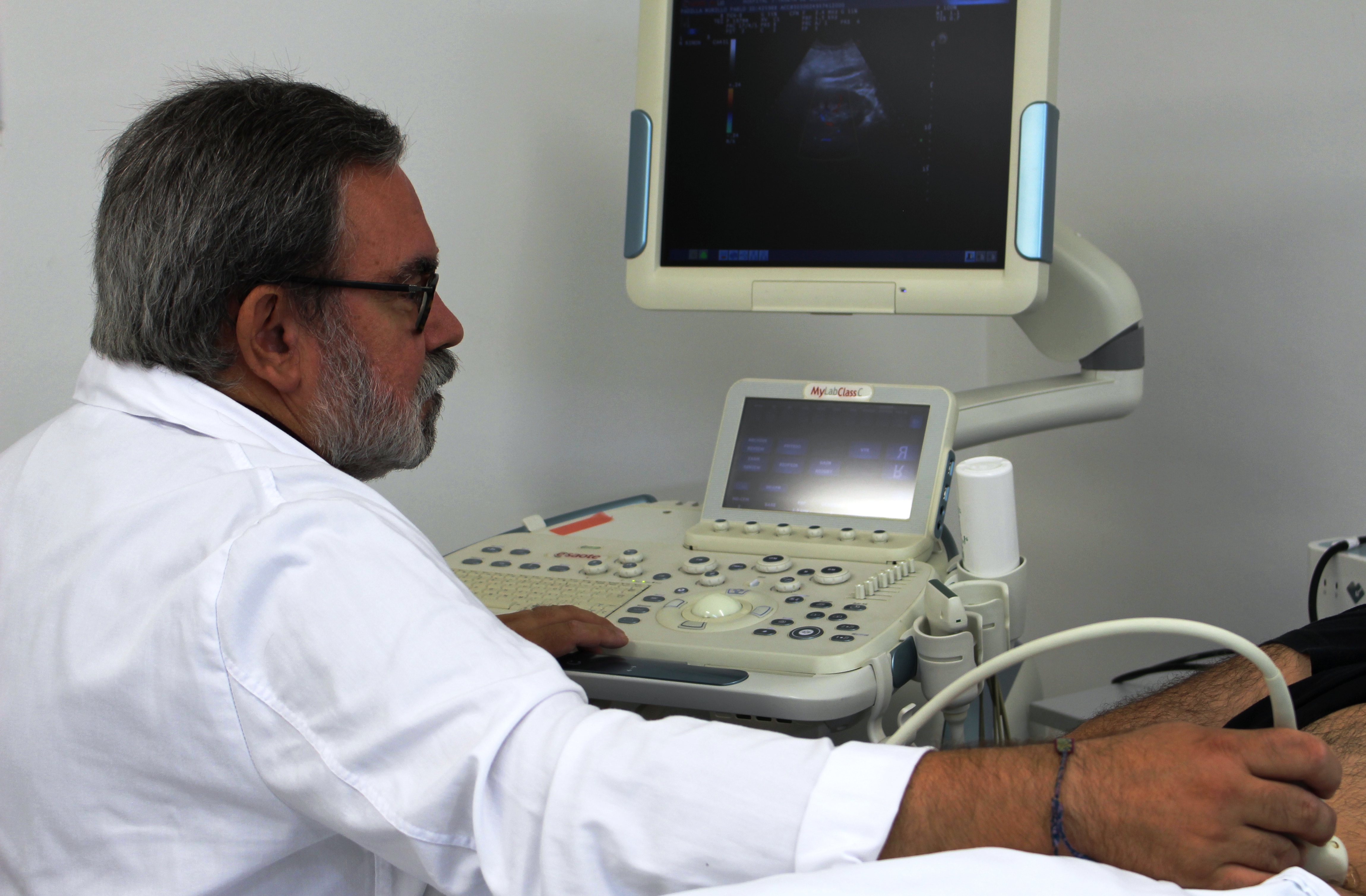 El Dr Pere Torguet, de la Unitat d'Hipertensió, fent una ecografia a un pacient
