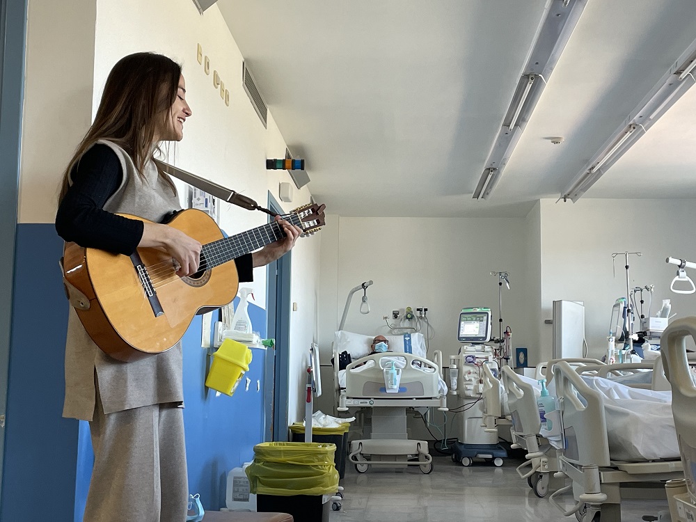 Judit Neddermann fent un concert acústic a la Unitat d'Hemodiàlisi