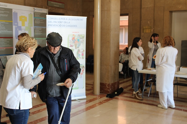 professionals d'infermeria del Trueta informen als usuaris sobre la prevenció de les caigudes al vestíbul del centre