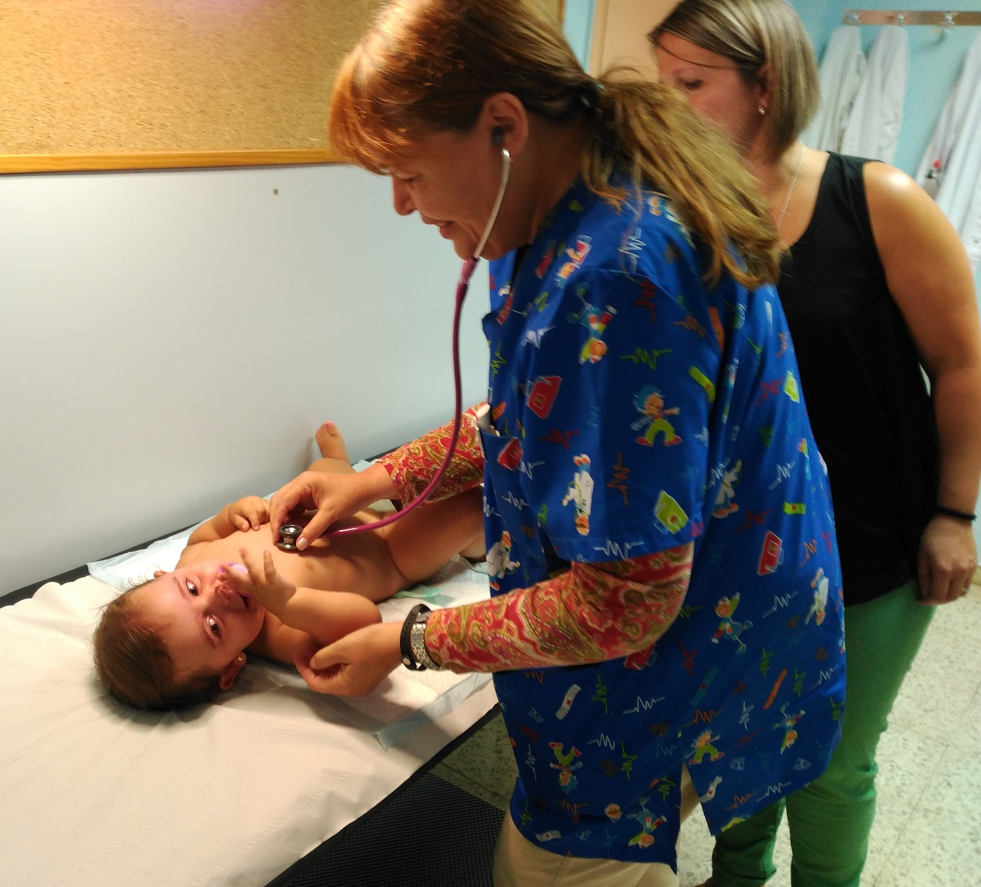 Pediatra examinant un pacient.