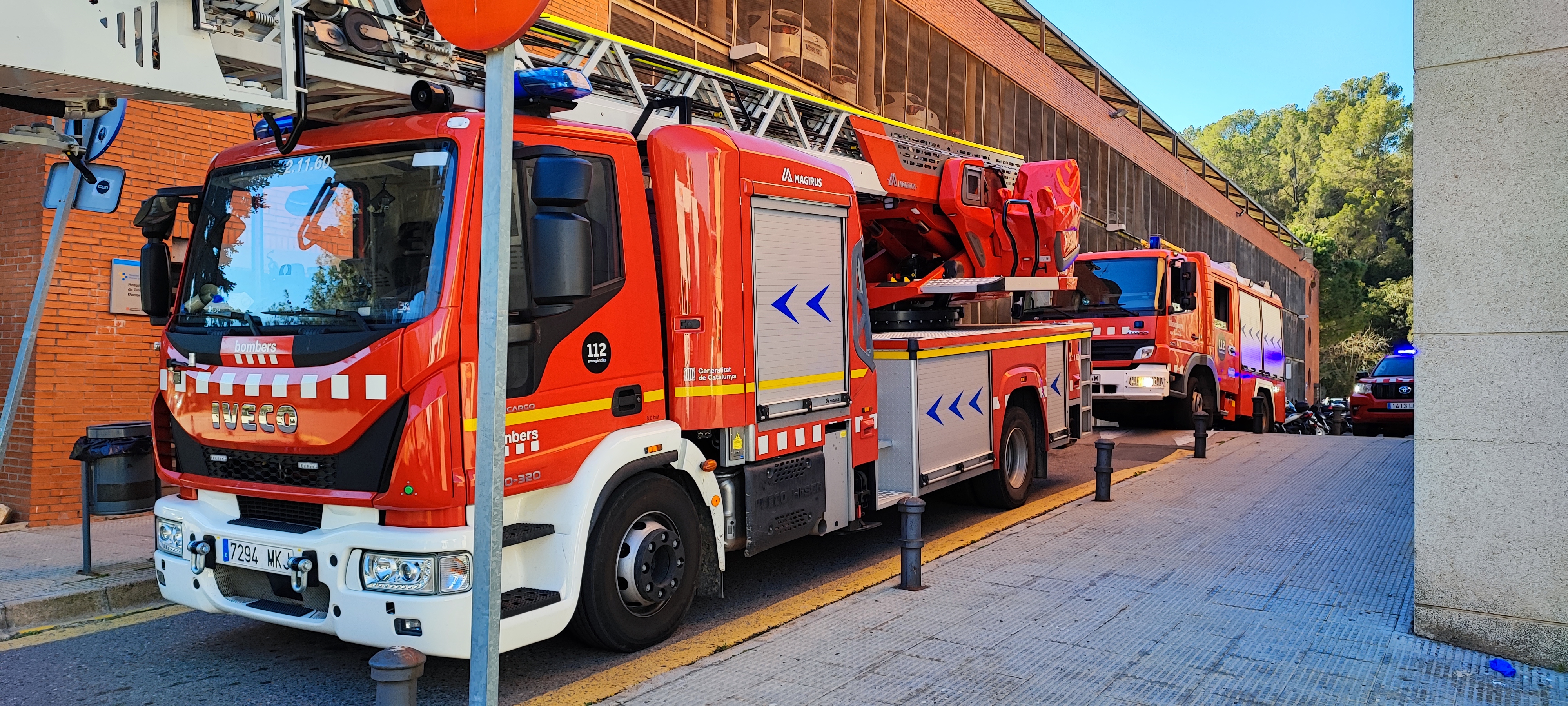 Els camions de Bombers que s'han traslladat a l'Hospital per atendre l'emergència