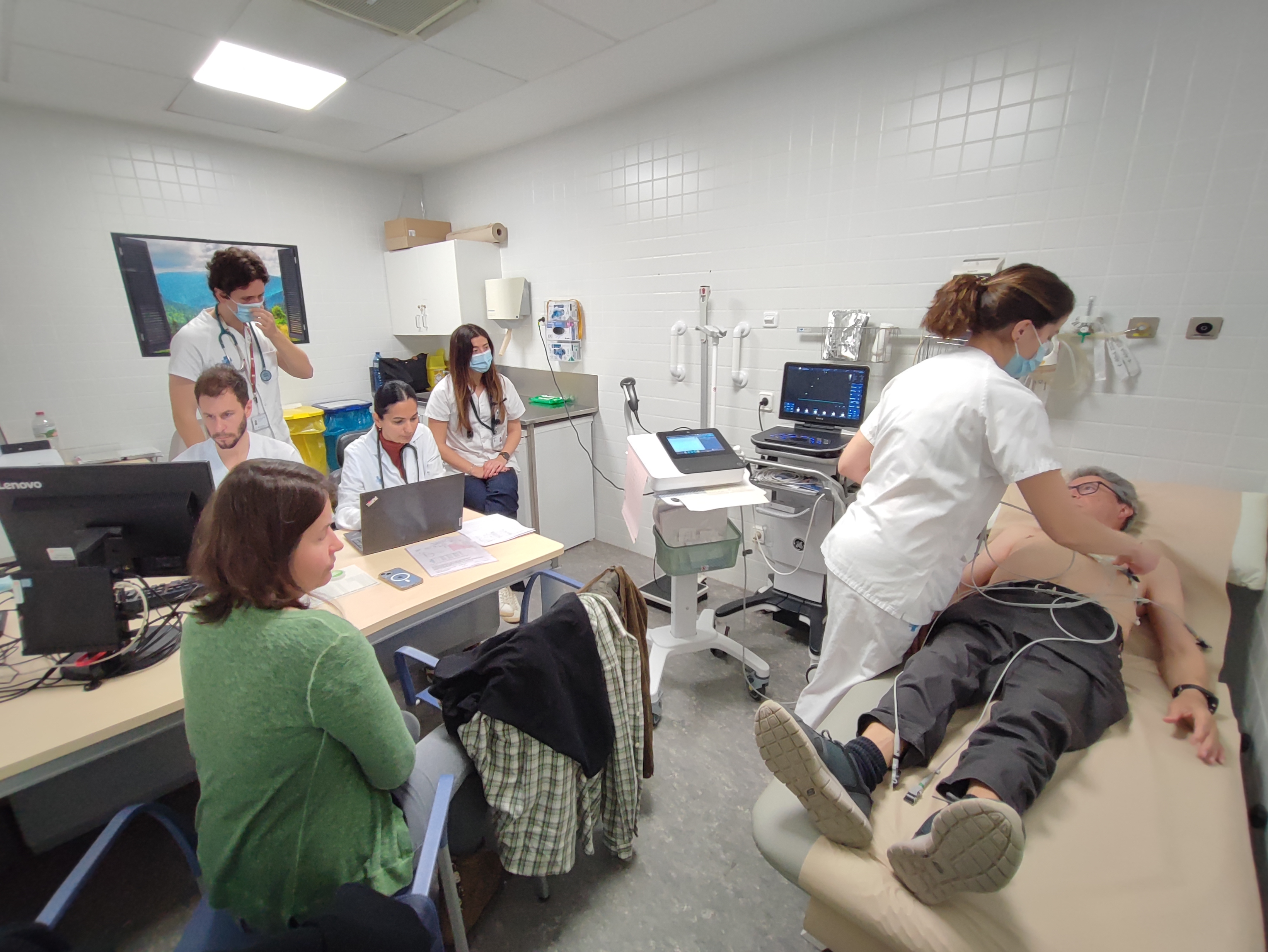 L'equip de professionals atenent un pacient. 