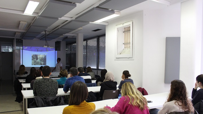 Els alumnes durant una classe teòrica del curs de neurointervencionisme.